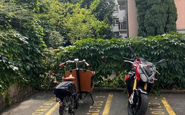 Place à motos couverte - image - 2