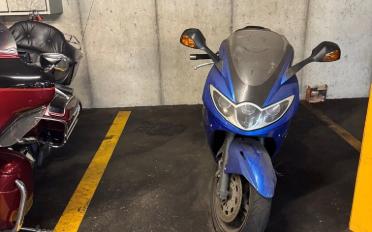 Place à motos couverte - image - 1