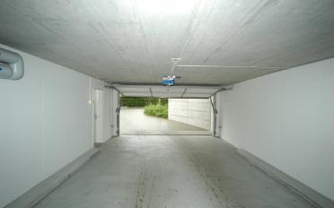 Place à motos couverte - image - 2
